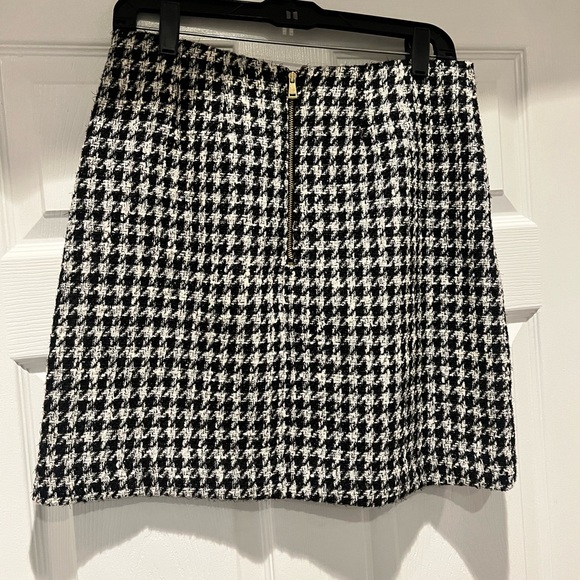 Loft, black and white houndstooth skirt, size 4 - Picture 2 of 3